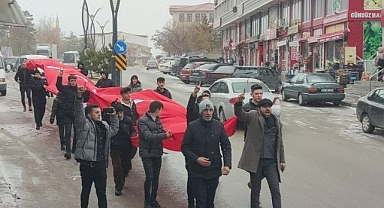 Aşkale'de gençler şehitler için yürüdü