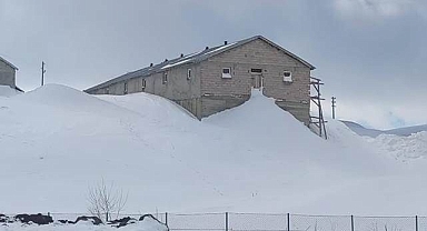 Aşkale'de kar kalınlığı 1,5 metreyi aştı