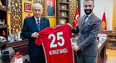 Çakır’dan Bahçeli’ye Erzurumspor forması