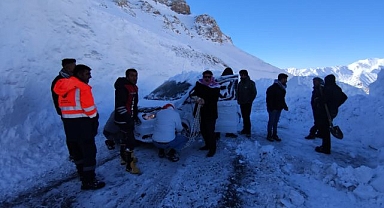 Çığ altında kalan araçlardan biri çıkarıldı