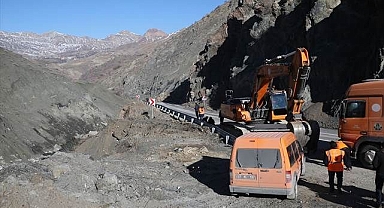 Dağdan düşen kayalar dehşet saçtı!