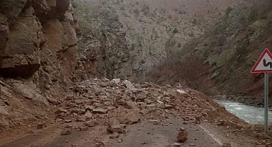Dağdan kopan kayalar yolu kapattı