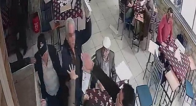 Dedelerin taş kavgası kıraathaneyi karıştırdı!