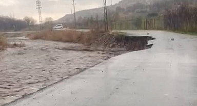 Dereler taştı, yollar çöktü!