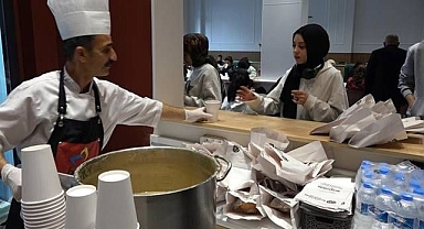 Ders çalışan öğrencilere sıcak ikram