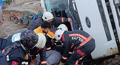 Devrilen kamyonda sıkıştı!