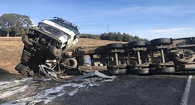 Devrilen kimyasal toz yüklü tır yolu kapattı