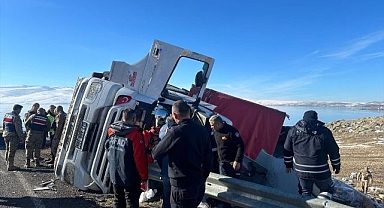 Devrilen tırda sıkıştılar!