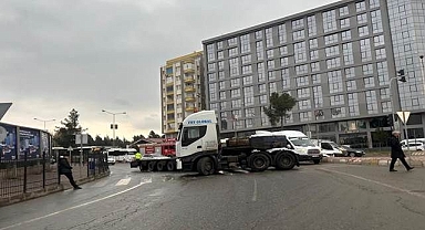 Dorsesi kopan tır yolu kapattı