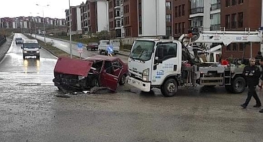 Elektrik arıza aracı ile otomobil çarpıştı!