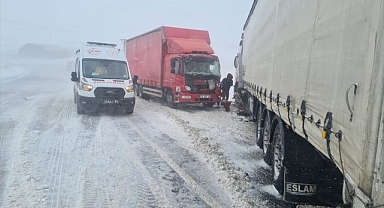 Erzurum'da tırla çarpışan kamyonun sürücüsü yaralandı