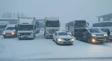 Erzurum ve çevre illerde yollar trafiğe kapatıldı