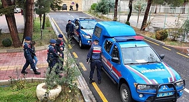 Evdeki kadını darbedip altınları gasbettiler
