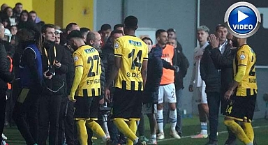 Hakemin kararını beğenmedi takımını sahadan çekti