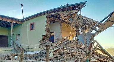 Hasarlı evlerin yıkımı sürüyor!
