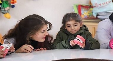 Hem diş yapıyorlar, hem gönül...
