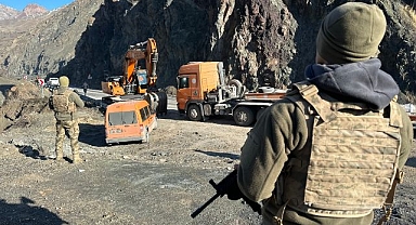 Heyelan sonrası yüzlerce araç yolda kaldı!