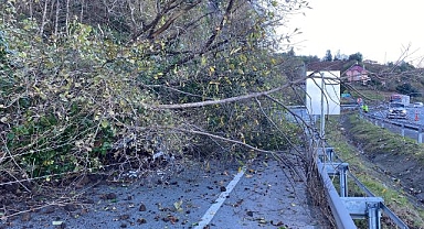 Heyelan yolu kapattı! Araçlar yolda kaldı