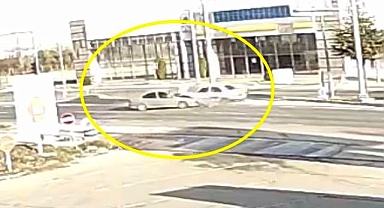 İki otomobilin çarpıştığı kaza kamerada!