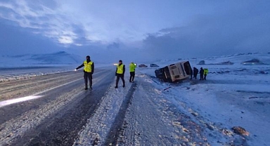İki yolcu otobüsü devrildi, yolcular yaralandı!