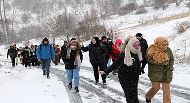 Kar altında doğa yürüyüşü