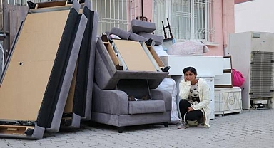 Kış günü eşyaları ile sokağa atıldı