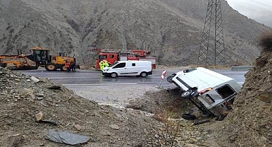 Kontrolden çıkan minibüs takla attı!