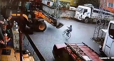 Küçük çocuk iş makinesinin altında kaldı!