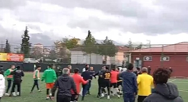 Maç sonunda birbirlerine girdiler!