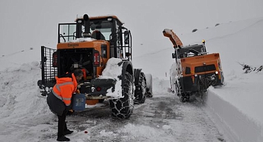 Mahsur kalan 18 araç 5 saat sonra kurtarıldı   
