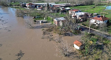 Nehir taştı, tarım arazileri sular altında kaldı