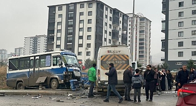 Öğrenci servisi ile yolcu minibüsü birbirine girdi