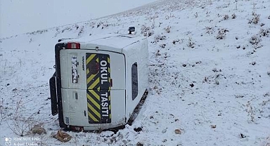 Öğrencileri taşıyan minibüs devrildi