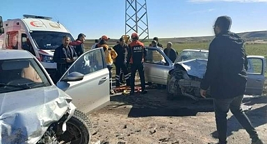 Otomobiller kafa kafaya çarpıştı!