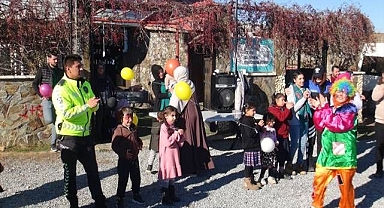 Polisler çocuklarla çocuk oldu!