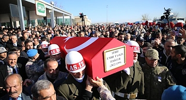 Şehit asker baba ocağında son yolculuğuna uğurlandı