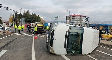 Taksi ile minibüs birbirine girdi!