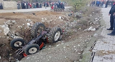 Traktör devrildi: 1'i ağır 2 yaralı