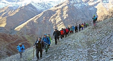 Vali dağcılarla tırmanış yaptı