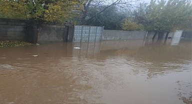 Yağmur sonrası yollar göle döndü