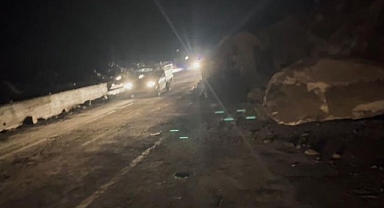 Yamaçtan kopan kayalar yolu kapattı