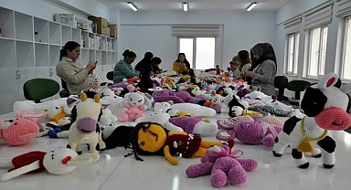 Yetim çocuklar için bebek örüyorlar!