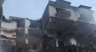 Yıkılan binanın 7. katı ayakta kaldı