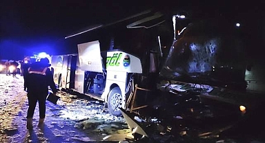 Yolcu otobüsü ile tır çarpıştı: 8 yaralı
