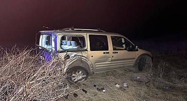 Yoldan çıkan aracın camından fırladı!