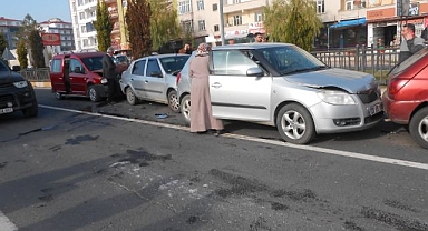Zincirleme kazada 5 araç birbirine girdi!