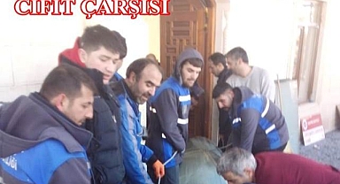 2 ton halıyı 15 kişi zor taşıdılar!