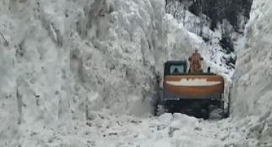 5 metre karı yararak köy yolunu ulaşıma açtılar