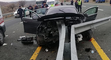 Bariyere çarpan otomobilde can verdi!