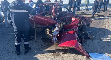 Bariyerlere çarpan otomobil paramparça oldu